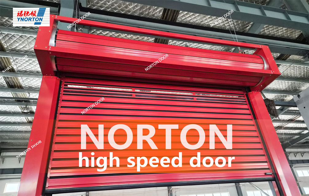 यह गोदाम दक्षता में सुधार के लिए उच्च गति वाले दरवाजों का उपयोग करता है।